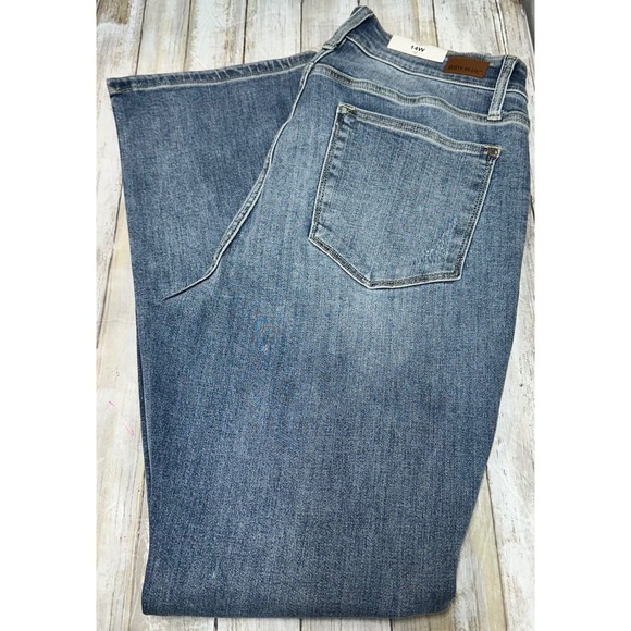 Judy Blue Denim - Judy Blue American Honey Mid-Rise stretch bootcutJeans Light Wash  size 14W